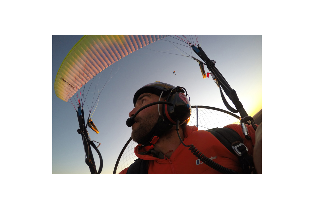 双子のターナーがオーストラリアの到達不可能なレッドポールへパラモーターで Ozone Paramotor